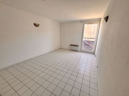 NIMES CENTRE/LYCEE DHUODA - RUE HENRI IV - STUDIO 21.32 M2 AU 1ER ETAGE, - Photo 5