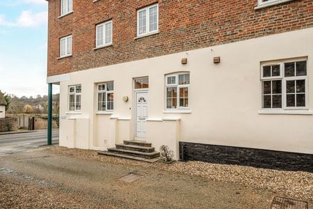 Meadrow, Godalming, Surrey, GU7 - Photo 3