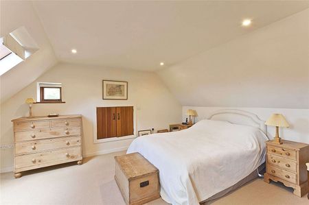 A beautiful detached barn in the popular village of Shackleford. - Photo 3