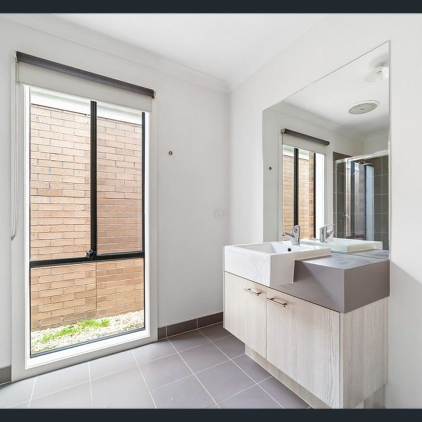 Stylish Family Retreat Offering Space, Comfort & Convenience - Photo 1