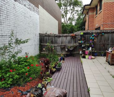 Spacious 3 Bedroom Townhouse - Photo 4