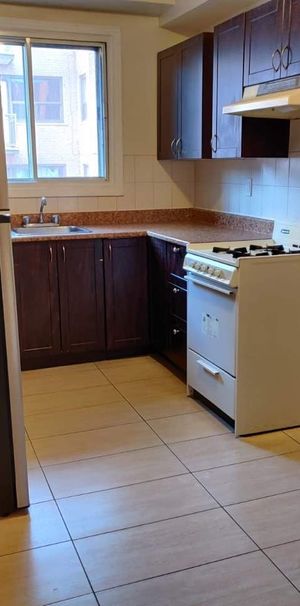 3 ½ SPACIEUX & BIEN ENTRETENU - Photo 1