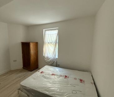 Studio Flat, Coombe Lane, SW20 - Photo 2