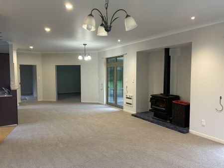 Large Executive Home - Photo 2