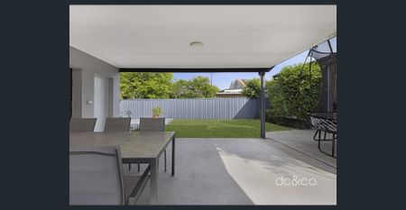 Period charm meets modern sophistication - Photo 2