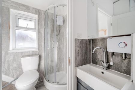 4 bedroom end of terrace house to rent - Photo 5