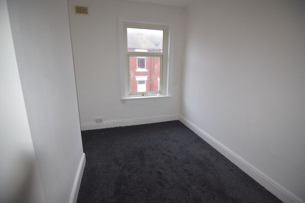 To Let 3 Bed Mid Terraced House - Photo 1