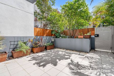 Contemporary townhouse in the heart of it all - Photo 2