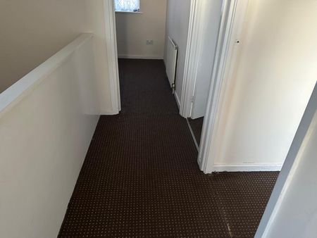 3 bedroom house on Caludon Park, Coventry, CV2 5EH - Photo 2