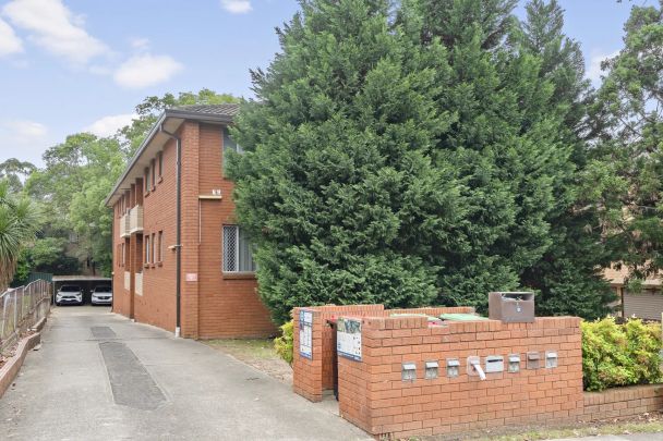 Well-Presented Two-Bedroom Apartment with Double Lock-Up Garage - Photo 1