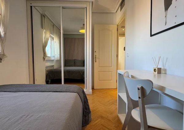 Calle de Tribaldos, Madrid, Community of Madrid 28043