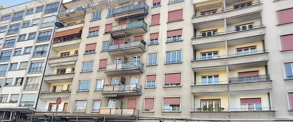 Appartement traversant de 4.5 pièces au 6ème étage d'environ 80m2, entièrement rénové - (Loyer bloqué à CHF 1'323.- hors charges, jusqu'au 30.11.2027) VISITE : 21.11.2024 à 17h - SANS inscription préalable, directement sur place. - Foto 1