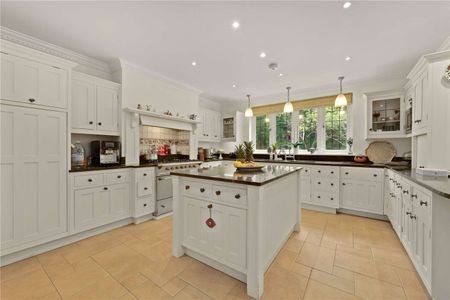 A well presented six bedroom detached family home situated in a Private Estate just 0.3 of a mile from Cobham High Street. - Photo 5