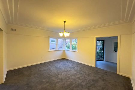 Beautiful 3-Bedroom Family Residence - Photo 2