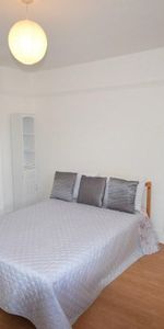 1 bedroom in a flat share to rent - Photo 4