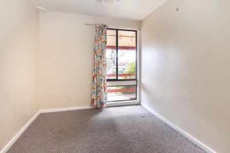 Three Bedrooms Home with Double Garage - Photo 4