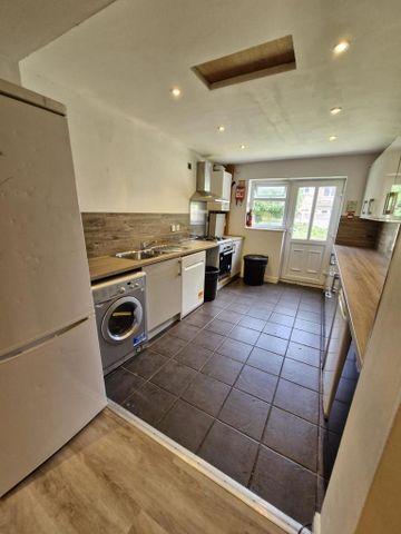 6 bedroom semi-detached house to rent - Photo 3