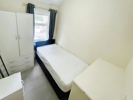 4 bedroom terraced house to rent - Photo 5