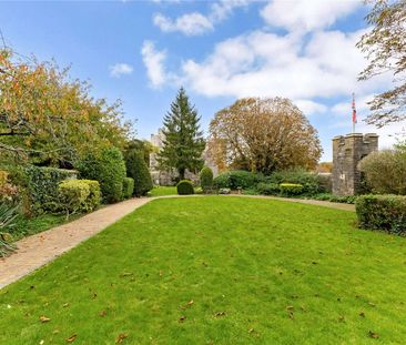Charming Ground Floor Apartment in Historic Castle Setting - Photo 1