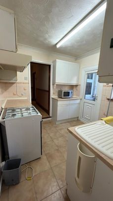 Room in a Shared House, Pemdevon Road, CR0 - Photo 1