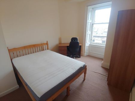 3 bedroom flat to rent - Photo 4
