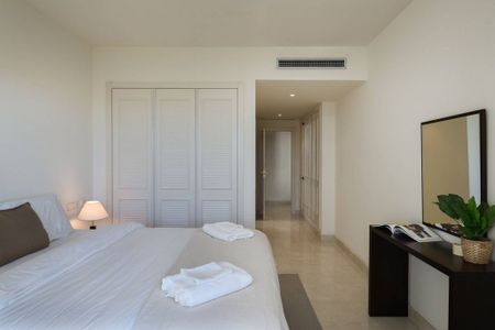 2 bedroom luxury Apartment for rent in Benahavís, Spain - Photo 4