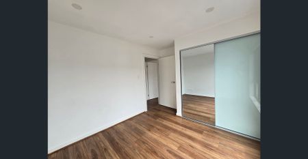 Beautiful Spacious Townhouse in a Prime Location - Photo 3