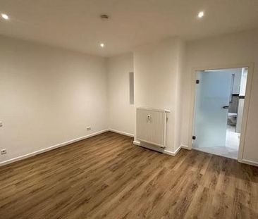 Wunderschön renovierte 2 Zimmer Wohnung 70m² inkl. EBK Gäste WC Lux... - Photo 2