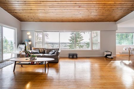 A BEAUTIFUL SPACIOUS HOME IN CAPE HORN, COQUITLAM - Photo 3