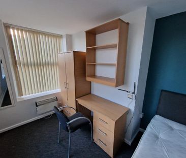1 bedroom in a flat share to rent - Photo 5