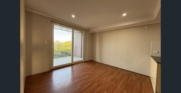 Ideally located three bedroom apartment - Photo 1