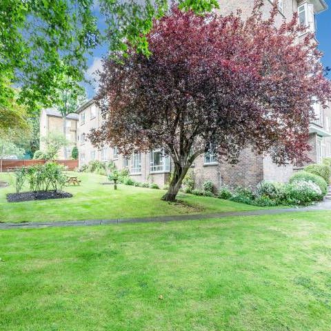 A well looked after bright two bedroom apartment located in a private block - Photo 2