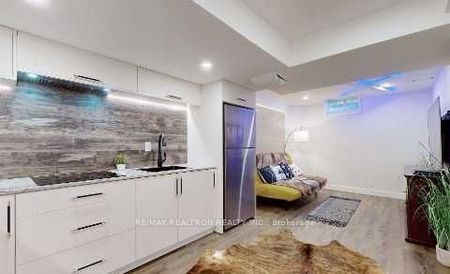 For Lease - 83 Banbrooke Crescent, Newmarket, Ontario - Photo 3