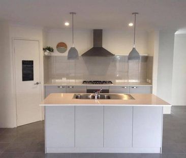 Spacious Family Entertainer - Photo 2