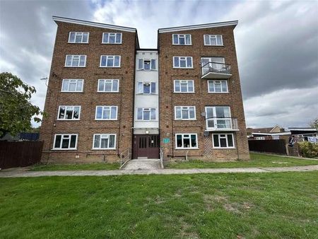 Pytt Field, Harlow, CM17 - Photo 2