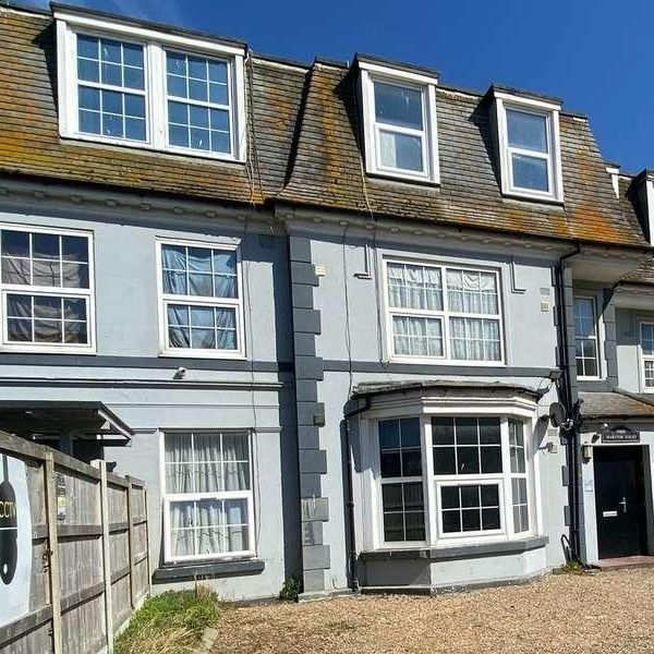 Marine Parade East, CO15 - Photo 1