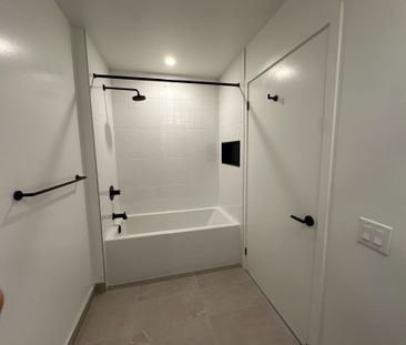 For Lease - 2495 Eglinton Avenue Unit# 316, Mississauga, Ontario - Photo 3