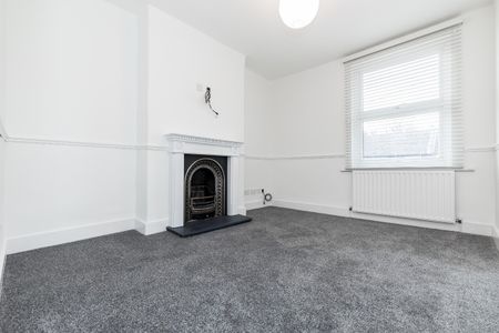 Three Bedroom Flat to Rent in Charlton - Photo 4