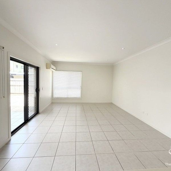 4 BEDROOM + STUDY TOWNHOUSE 100M TO WESTFIELD - Photo 1