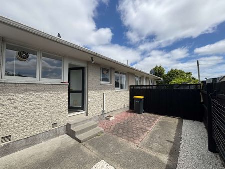 Recently renovated two bedroom home - Close to Town! - Photo 2