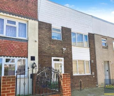 HAROLD HILL, ROMFORD - Photo 2