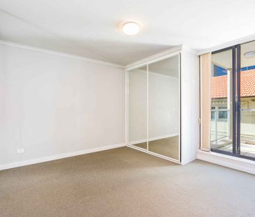 EXECUTIVE 2 BEDROOM IN GREAT LOCATION - Photo 2