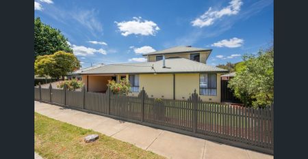 5 BEDROOM + STUDY! - Photo 2