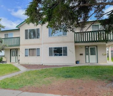 Central – 3 bed, 2 bath top floor unit in four-plex - Photo 2