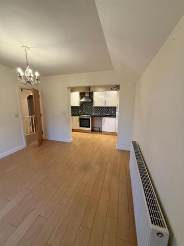 3 bedroom flat to rent - Photo 2