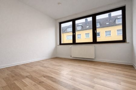 FRISCH RENOVIERTE 4-ZIMMERWOHNUNG MIT BALKON IN KREFELD ZU MIETEN! - Photo 4