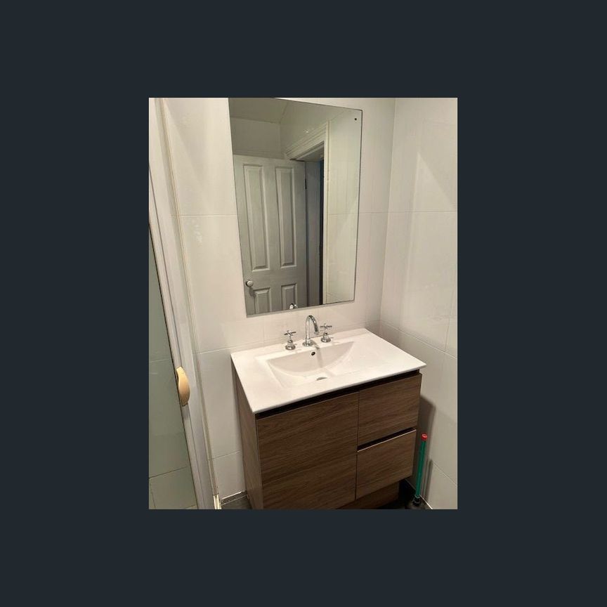 Two storey Fitzroy terrace with 4 bedrooms. Great location. - Photo 1