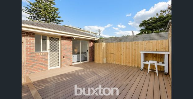 LIGHT & BRIGHT 1 BEDROOM LIVING - Photo 1