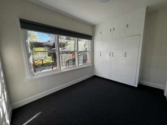 It's Easy, Living Here! - Photo 1