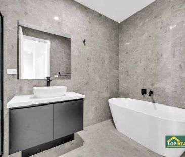 “🏡 Stylish Family Home in Prime Tarneit Location! 25 Cavill Way, Ta... - Photo 4